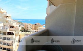 BENALBEACH. Apartamento con vista al mar. Piscina todo el año. Primera linea de playa.